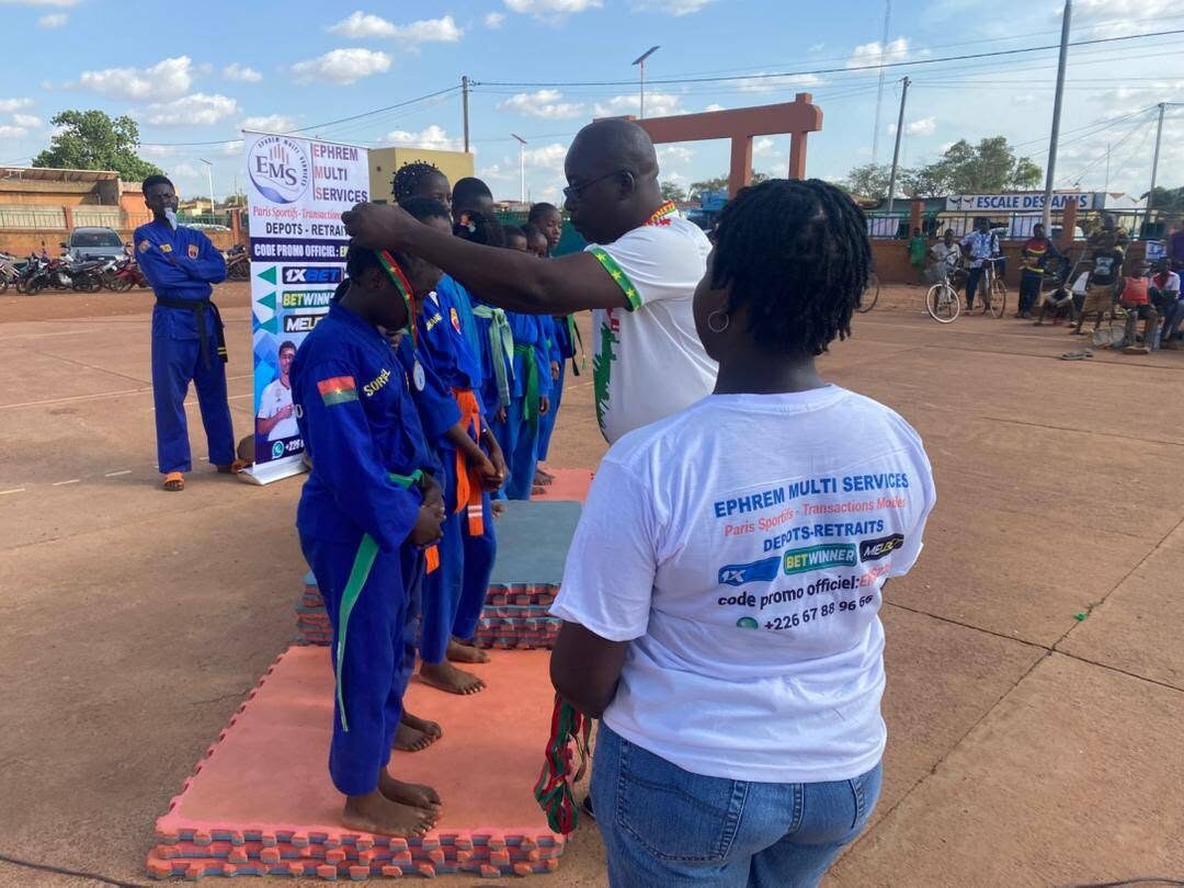 EMS soutient de jeunes sportifs à Ouagadougou