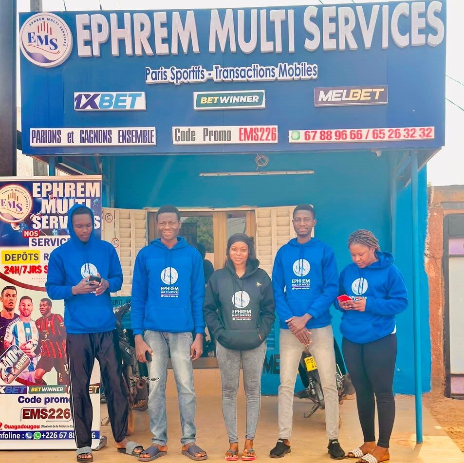 L'équipe Ephrem Multi Services devant l'agence